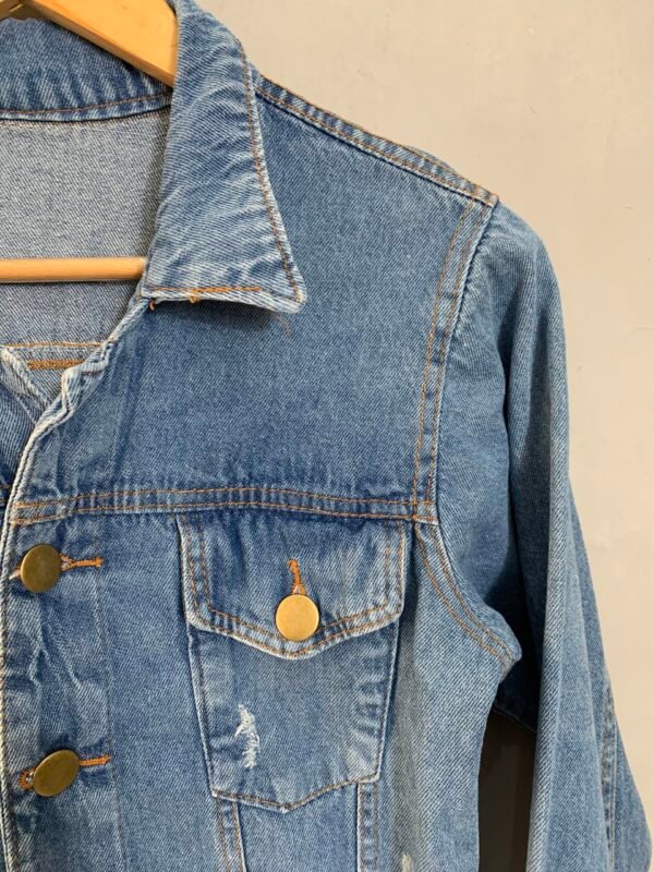 Jaqueta Jeans Detalhes Rasgados - Image 2