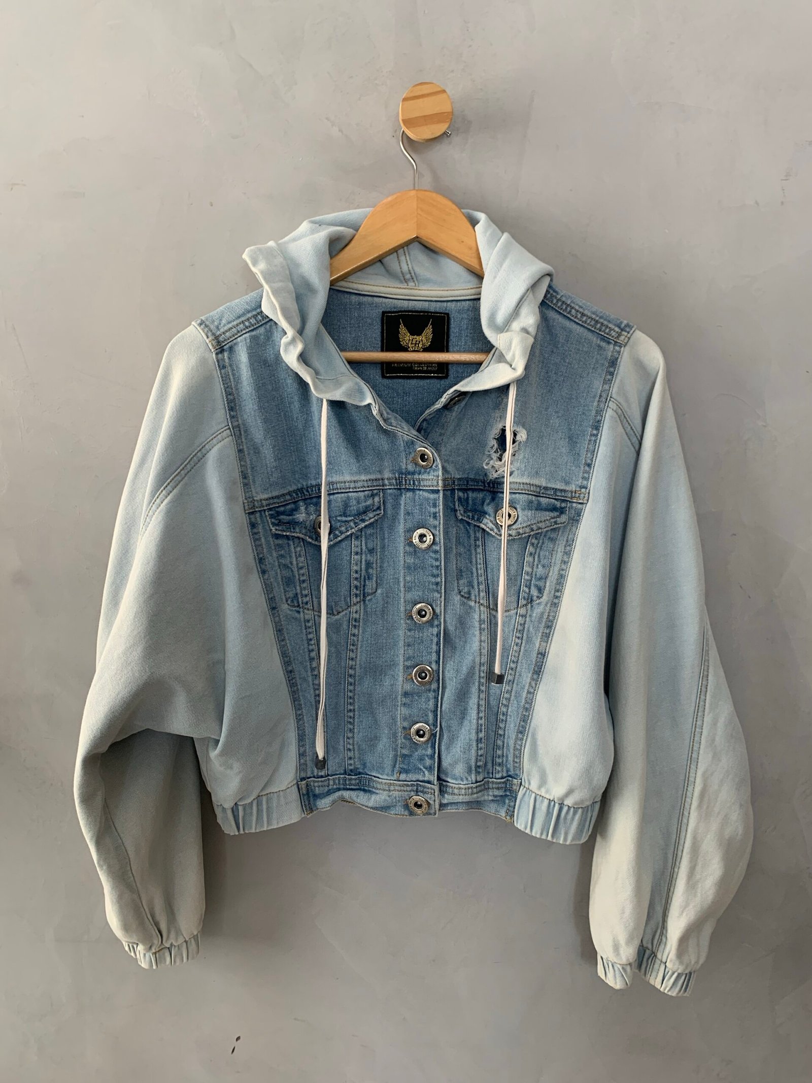 Jaqueta Jeans com Capuz - CLUBE GARIMPO