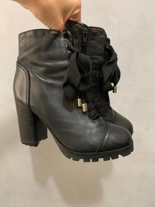 Bota de Couro Cadarço Arezzo